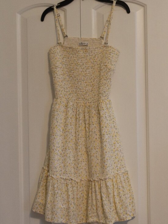 Hollister Dresses & Skirts - Hollister Spaghetti Strap Smocked Bodice Tiered Ruffle Hem Floral Print Dress M
